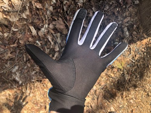 Mesh palms balance warmth and breathability.